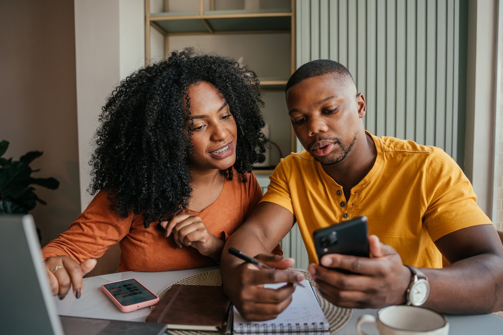 couple at computer_iStock-2157490101